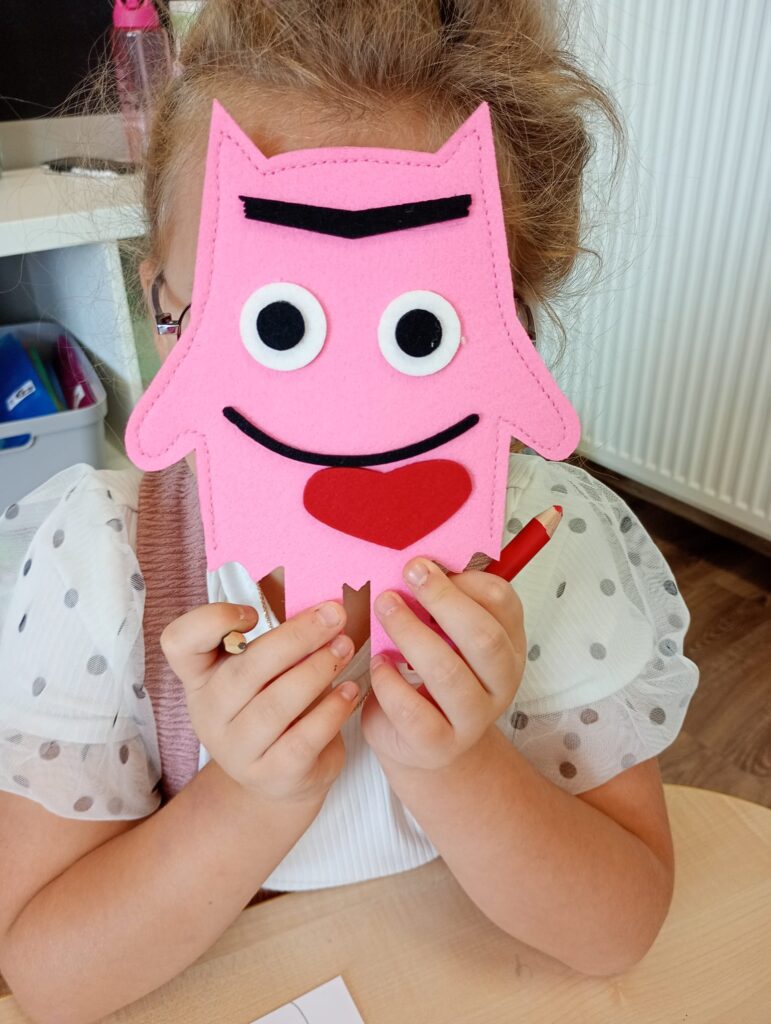 dziecko pokazujące stworka